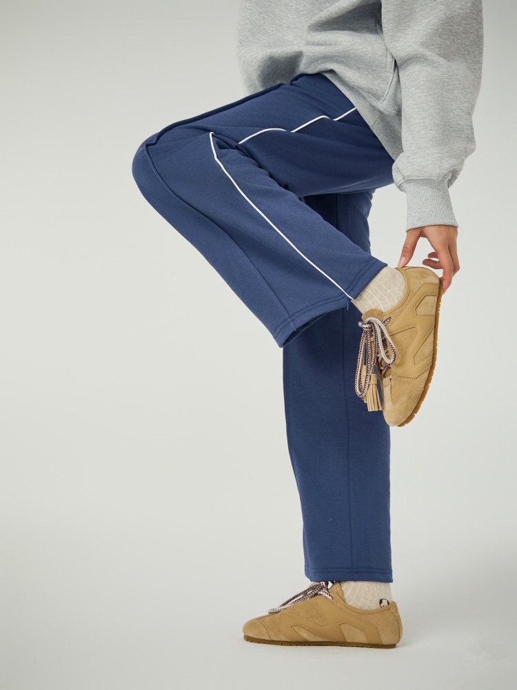 一雙人氣薄底鞋，十種穿法！ KIKS x MINNETONKA 首次攜手帶來全新聯名「MS70」女孩限定鞋履