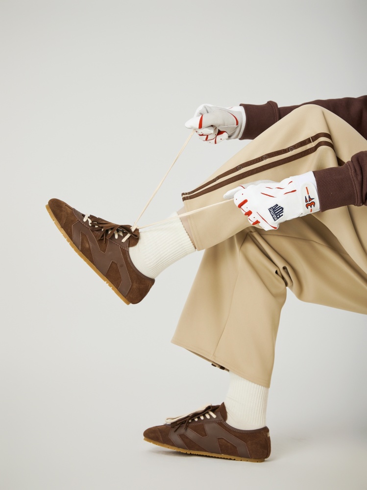 一雙人氣薄底鞋，十種穿法！ KIKS x MINNETONKA 首次攜手帶來全新聯名「MS70」女孩限定鞋履