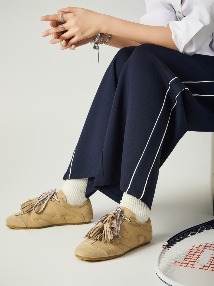 一雙人氣薄底鞋，十種穿法！ KIKS x MINNETONKA 首次攜手帶來全新聯名「MS70」女孩限定鞋履