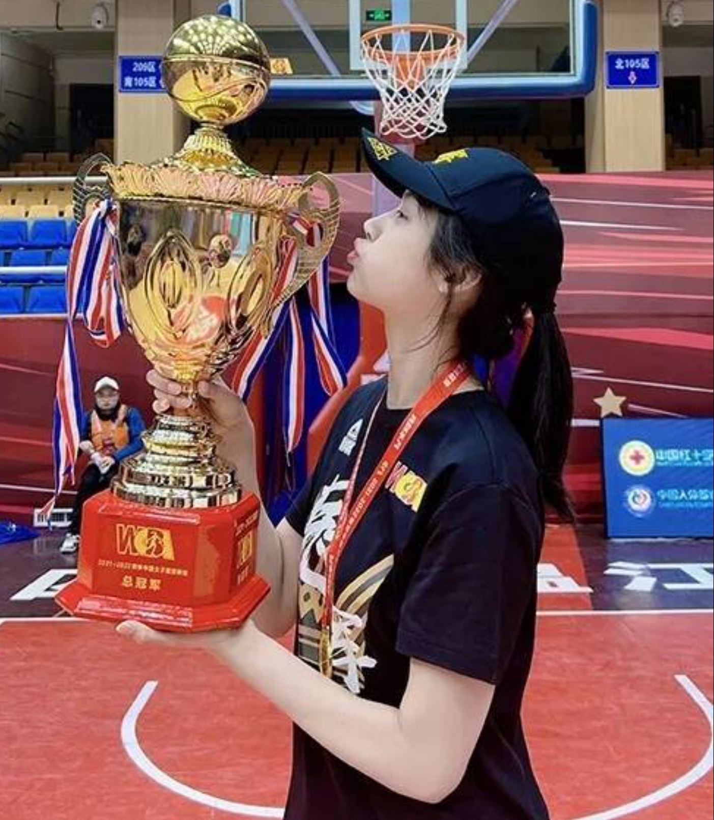 羨慕男友！身高 190cm 女籃正妹卓識轟動批踢踢表特版，鄉民大讚：「歷年華人籃球界最正」