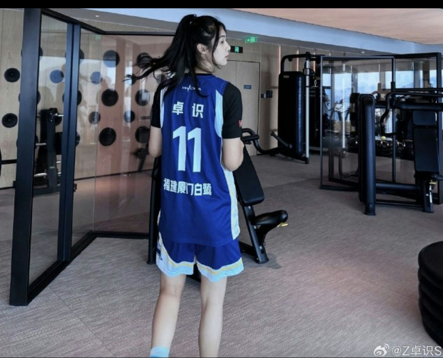 羨慕男友！身高 190cm 女籃正妹卓識轟動批踢踢表特版，鄉民大讚：「歷年華人籃球界最正」