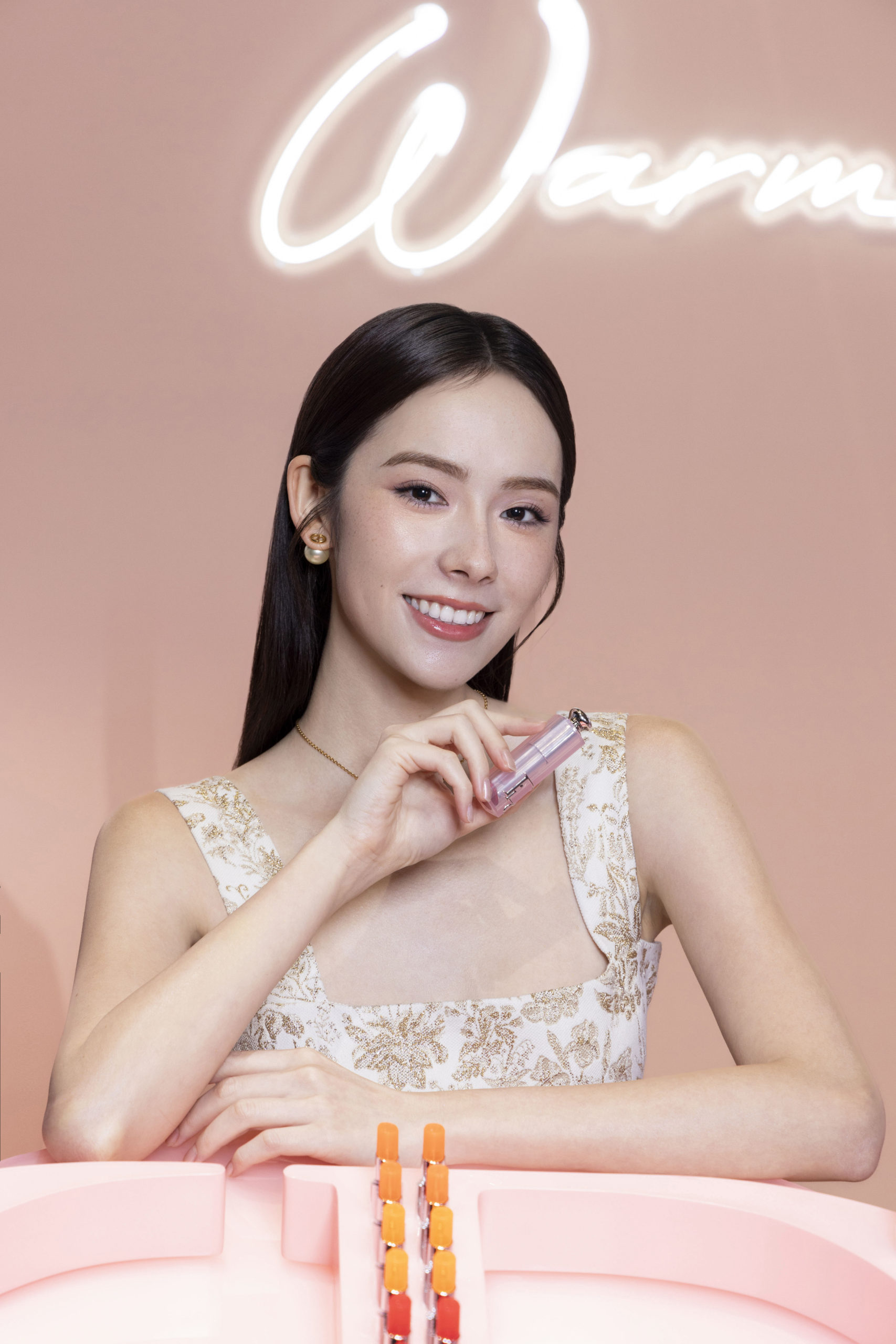 2025全新「迪奧癮誘粉漾潤唇膏」粉嫩上市！粉漾霓光樂園四大互動打卡點要拍爆！