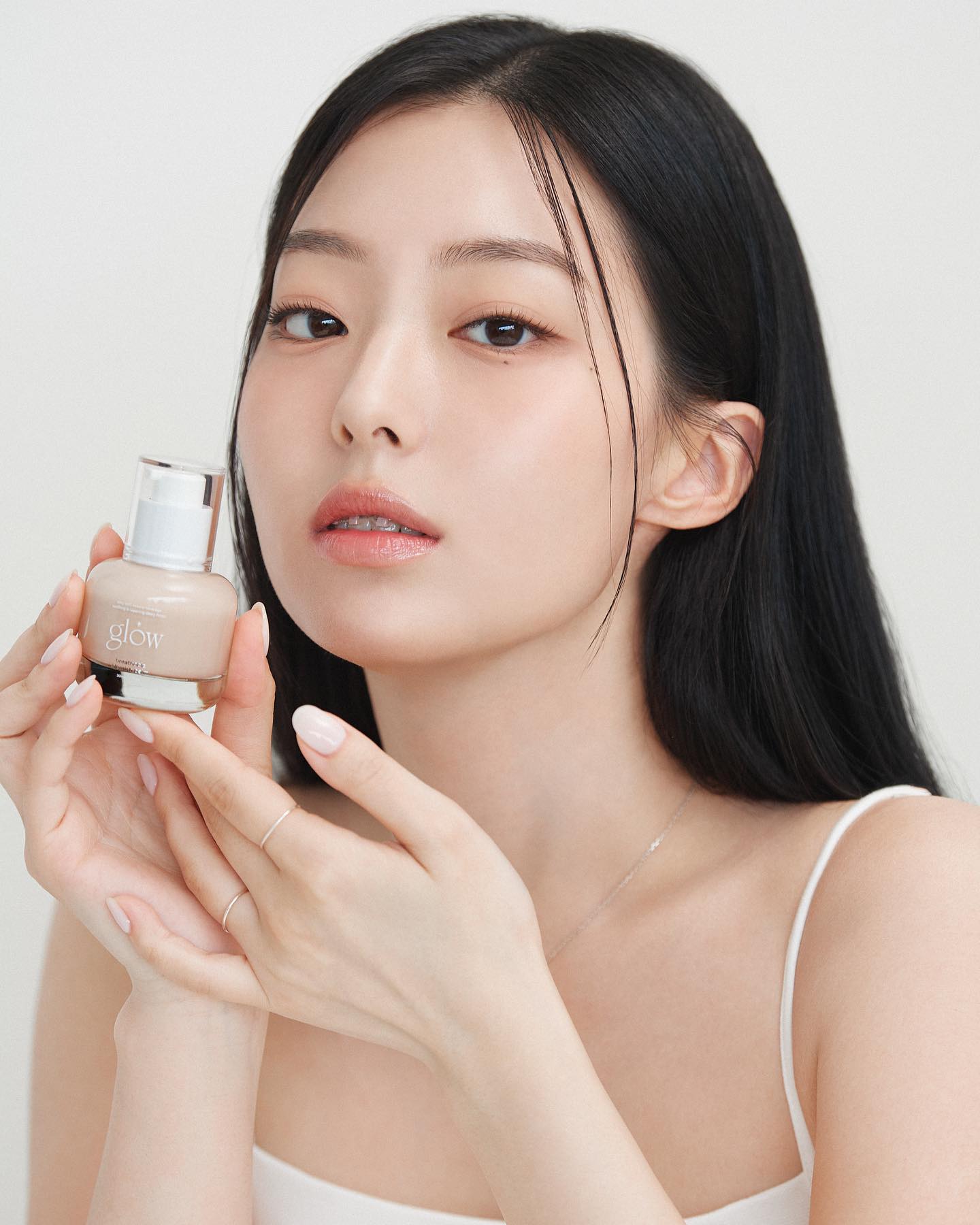年末超強！aespa  Karina x IVE 安俞真 魅惑合作舞台同款妝容解析：甜美煙燻妝搭配眼下腮紅是重點！