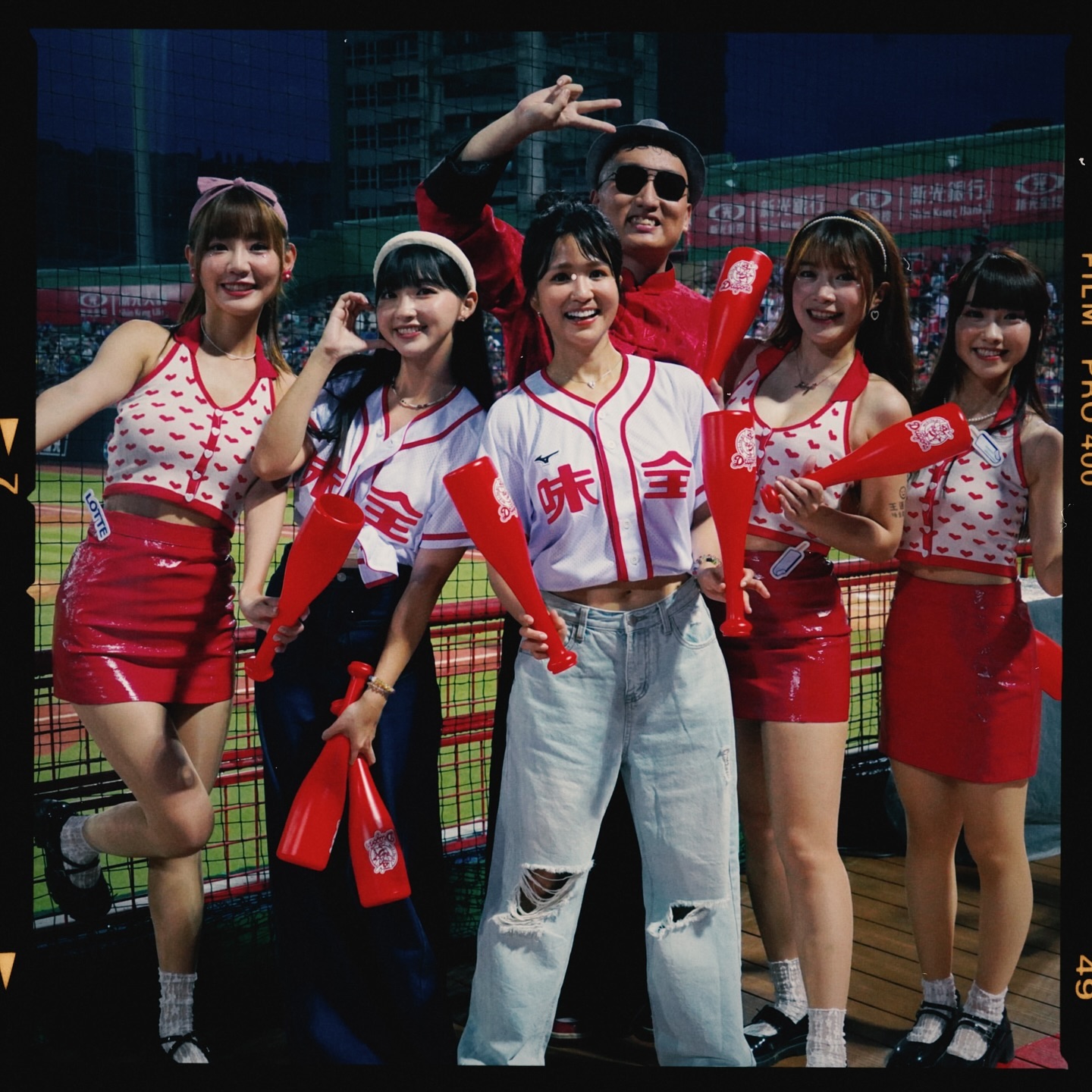 有李多慧跟林襄！小龍女寫真卡「要價 19,800 元」　網友看傻眼：比球員卡還要貴