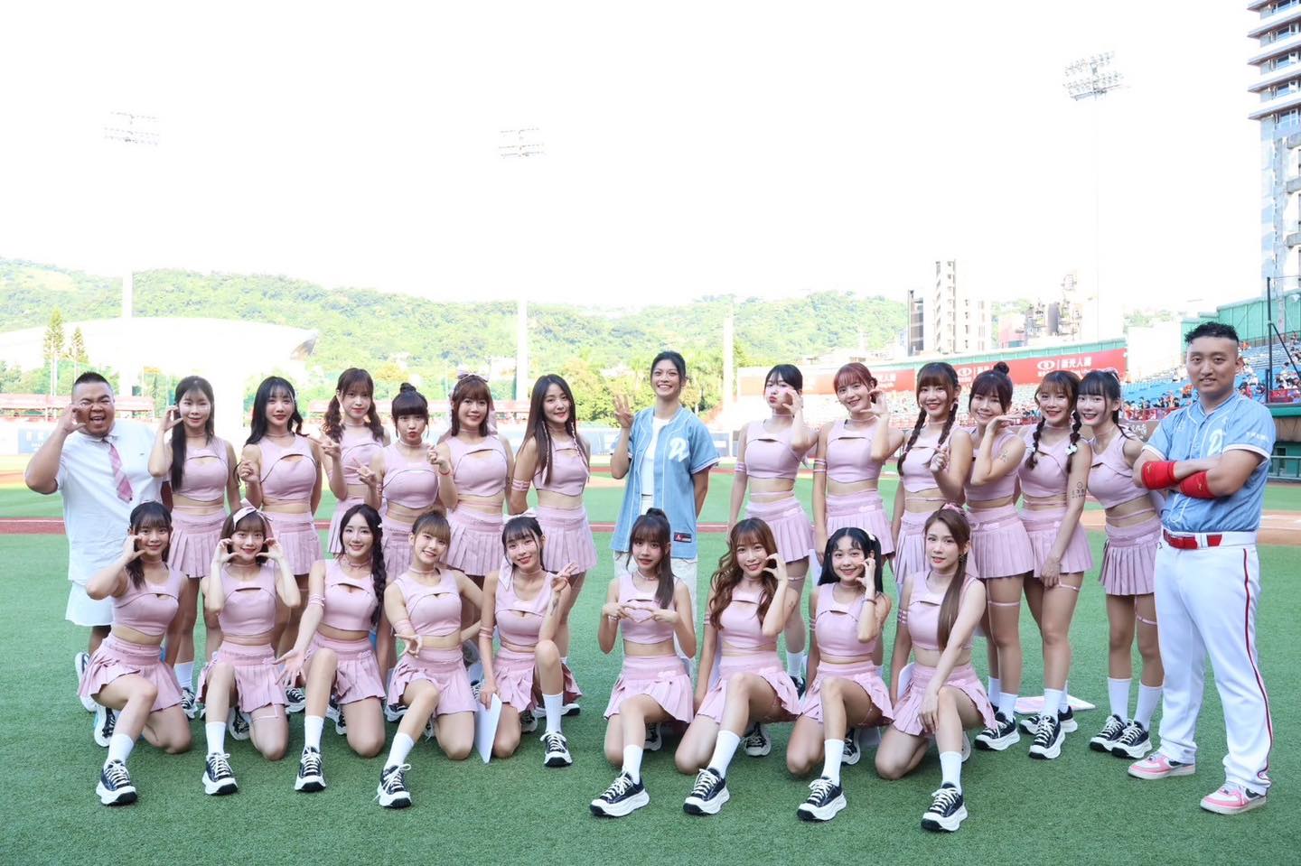 有李多慧跟林襄！小龍女寫真卡「要價 19,800 元」　網友看傻眼：比球員卡還要貴