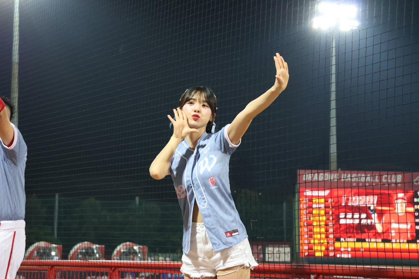 有李多慧跟林襄！小龍女寫真卡「要價 19,800 元」　網友看傻眼：比球員卡還要貴