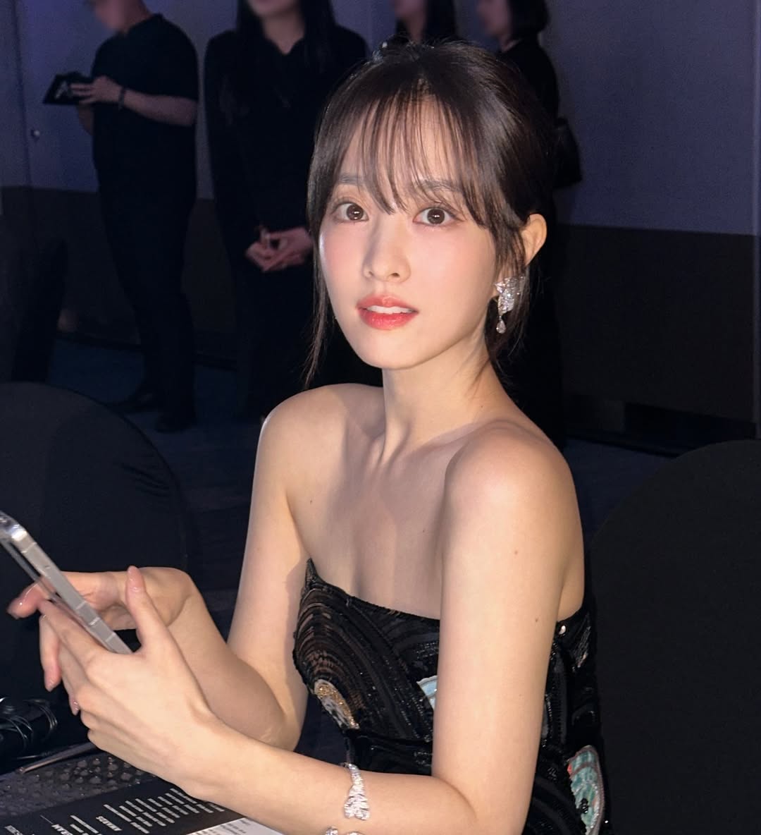 女神大改造！朴寶英超亮金髮現身巴黎　出道 19 年罕見超前衛變化