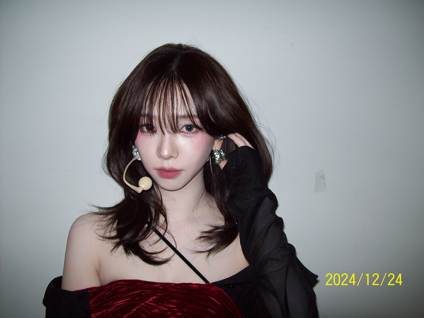年末超強！aespa  Karina x IVE 安俞真 魅惑合作舞台同款妝容解析：甜美煙燻妝搭配眼下腮紅是重點！