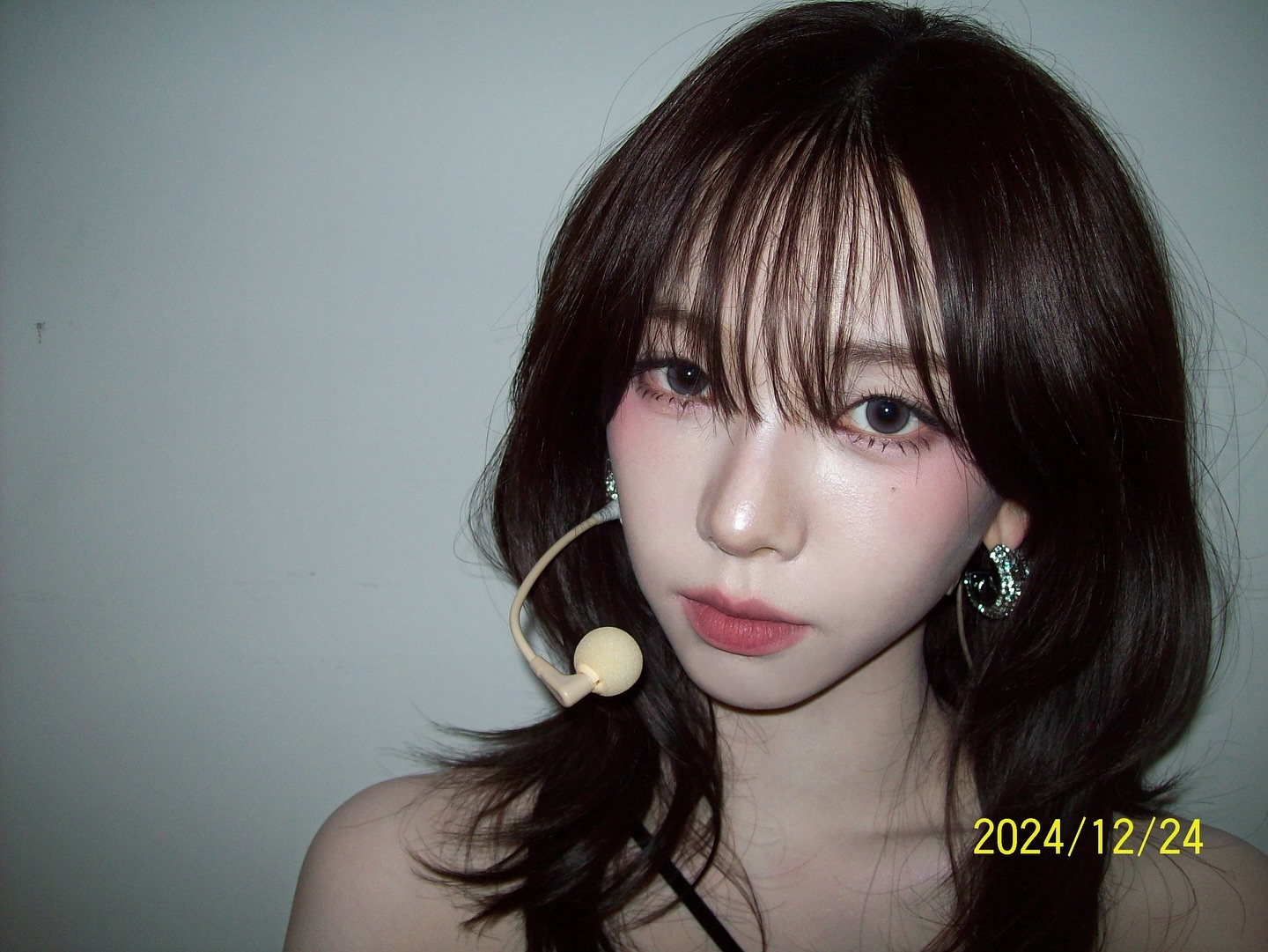 年末超強！aespa  Karina x IVE 安俞真 魅惑合作舞台同款妝容解析：甜美煙燻妝搭配眼下腮紅是重點！