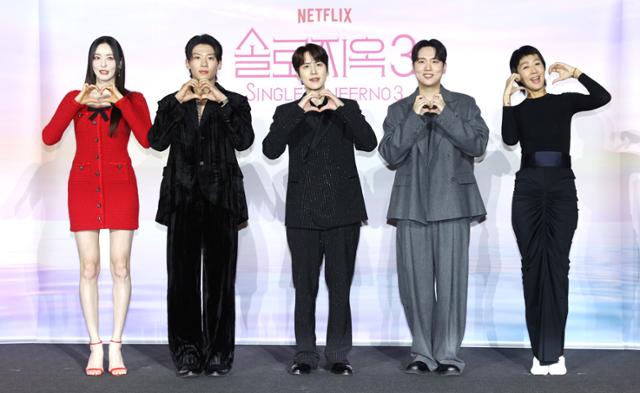 Netflix《單身即地獄 4 》最新預告釋出！泡鴛鴦浴調情「要我咬妳嗎？」惹火開撩，連 5 位主持人都快招架不住啦！