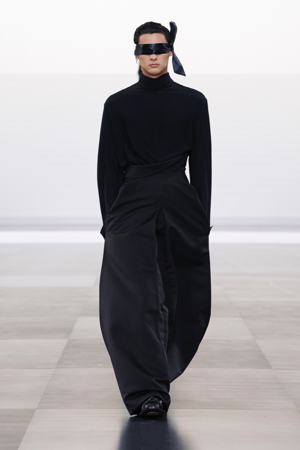 周董 Dior 看秀穿搭帥出新高度！同框 Robert Pattinson 太「虧賊」！