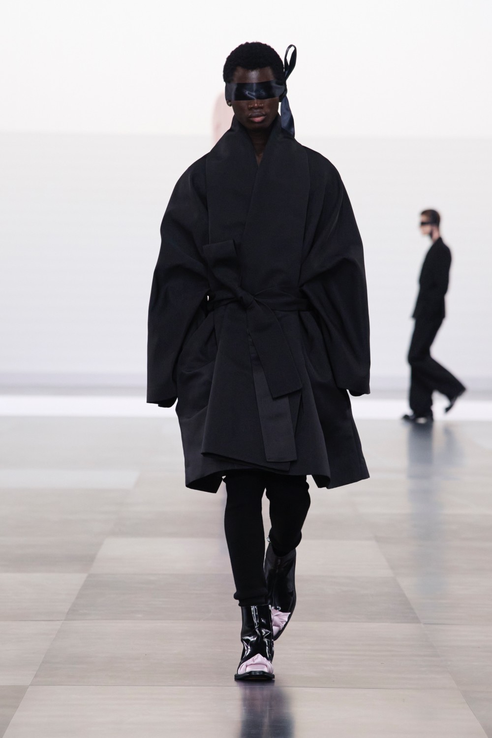 周董 Dior 看秀穿搭帥出新高度！同框 Robert Pattinson 太「虧賊」！