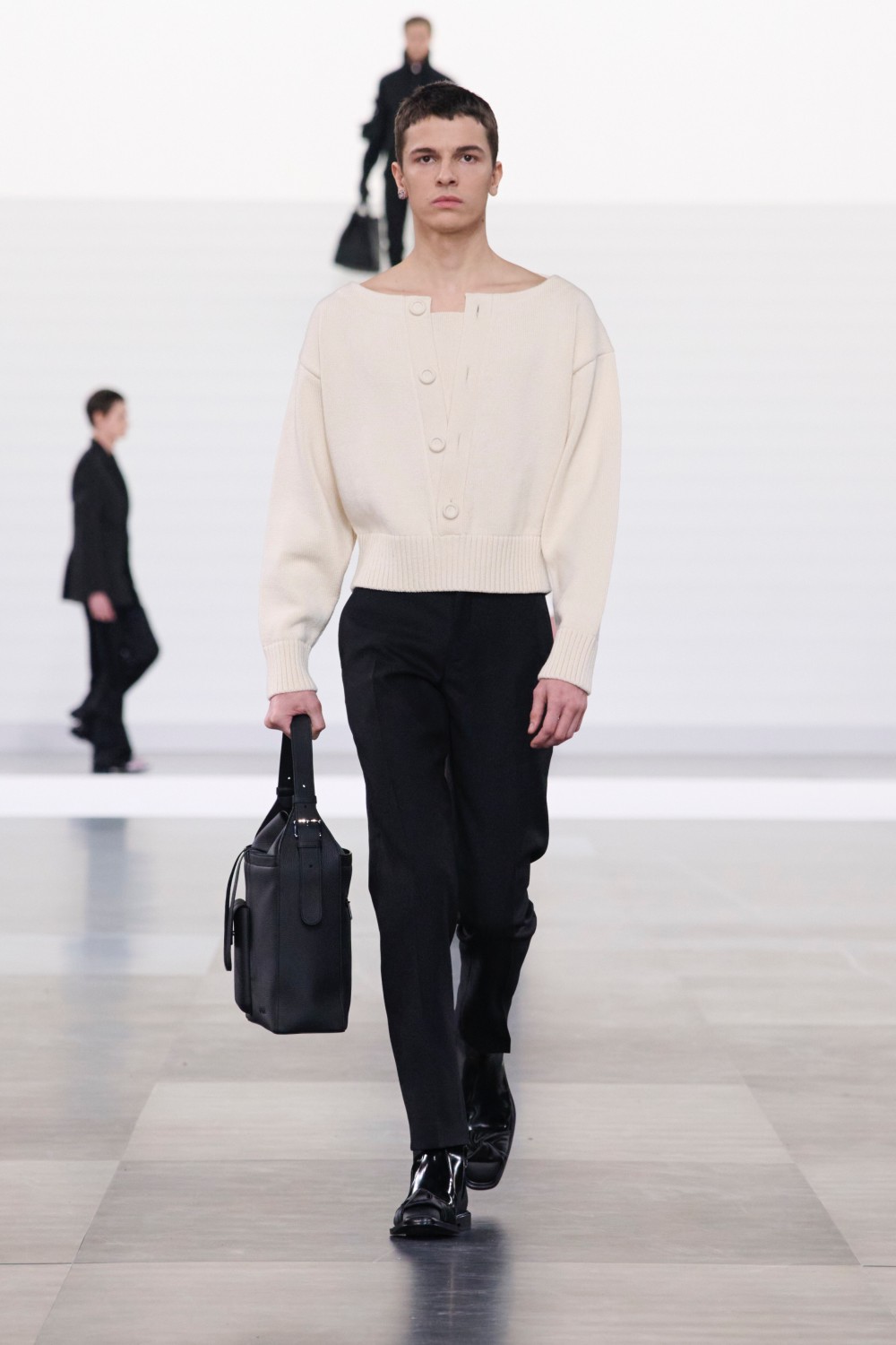 周董 Dior 看秀穿搭帥出新高度！同框 Robert Pattinson 太「虧賊」！