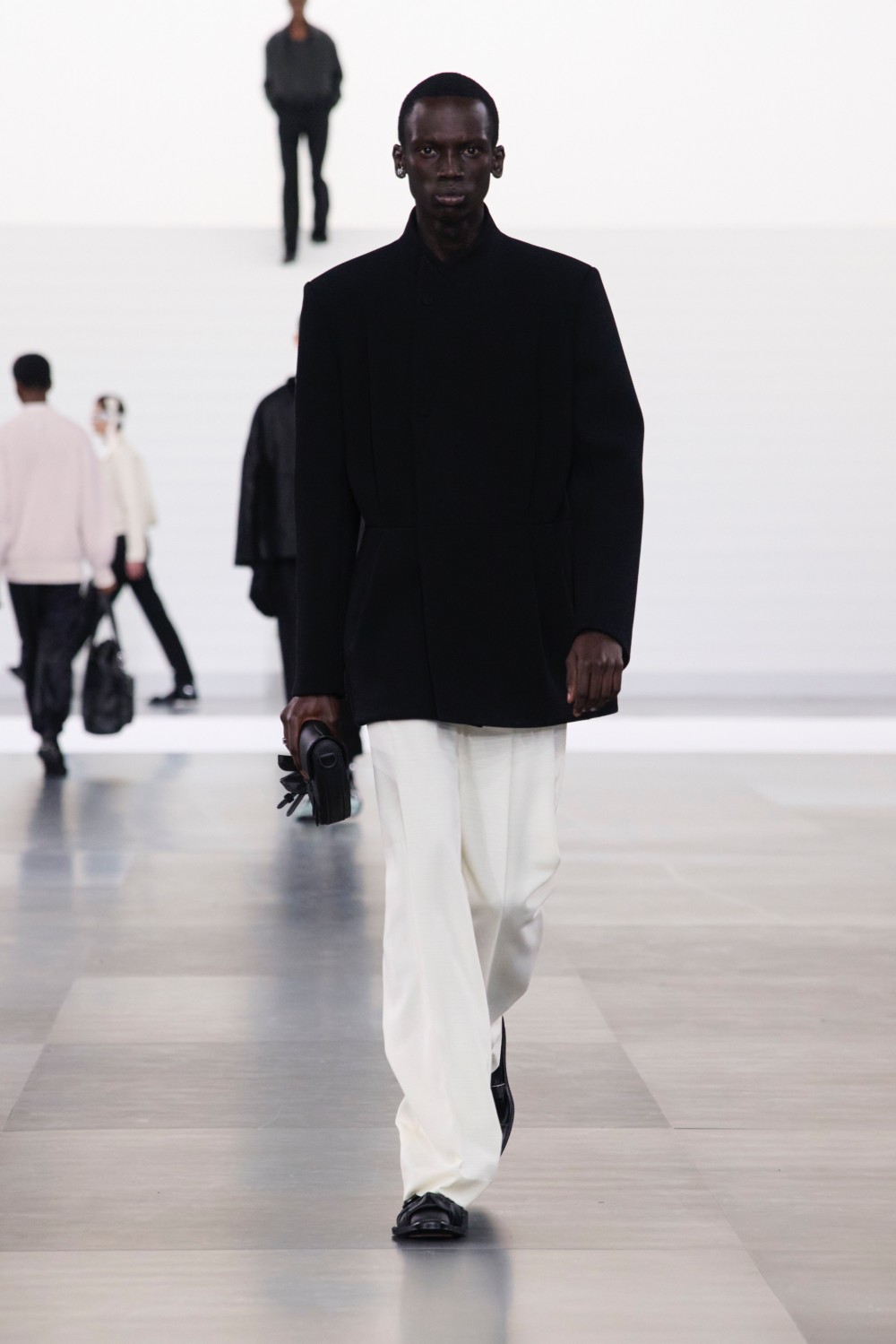 周董 Dior 看秀穿搭帥出新高度！同框 Robert Pattinson 太「虧賊」！