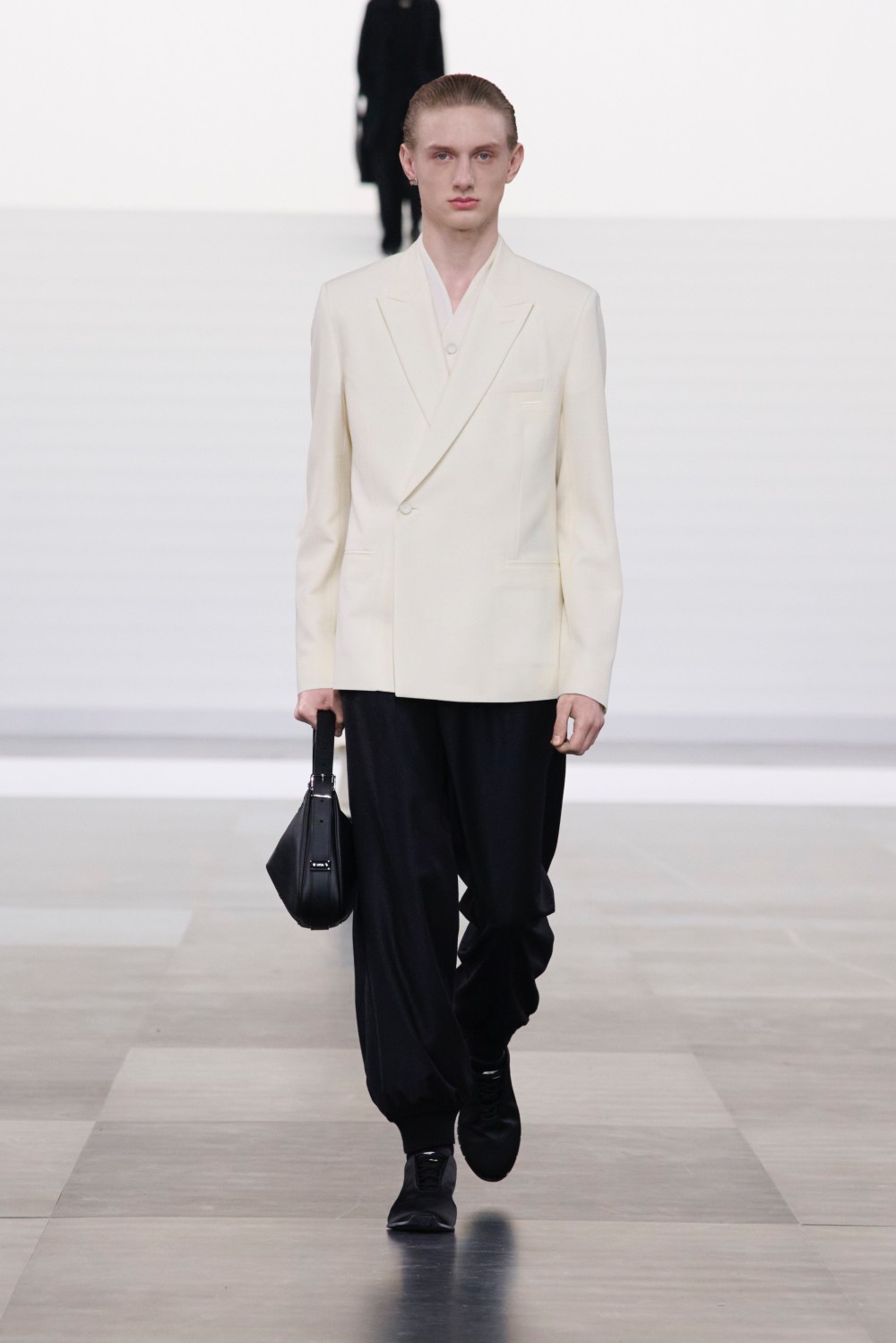 周董 Dior 看秀穿搭帥出新高度！同框 Robert Pattinson 太「虧賊」！