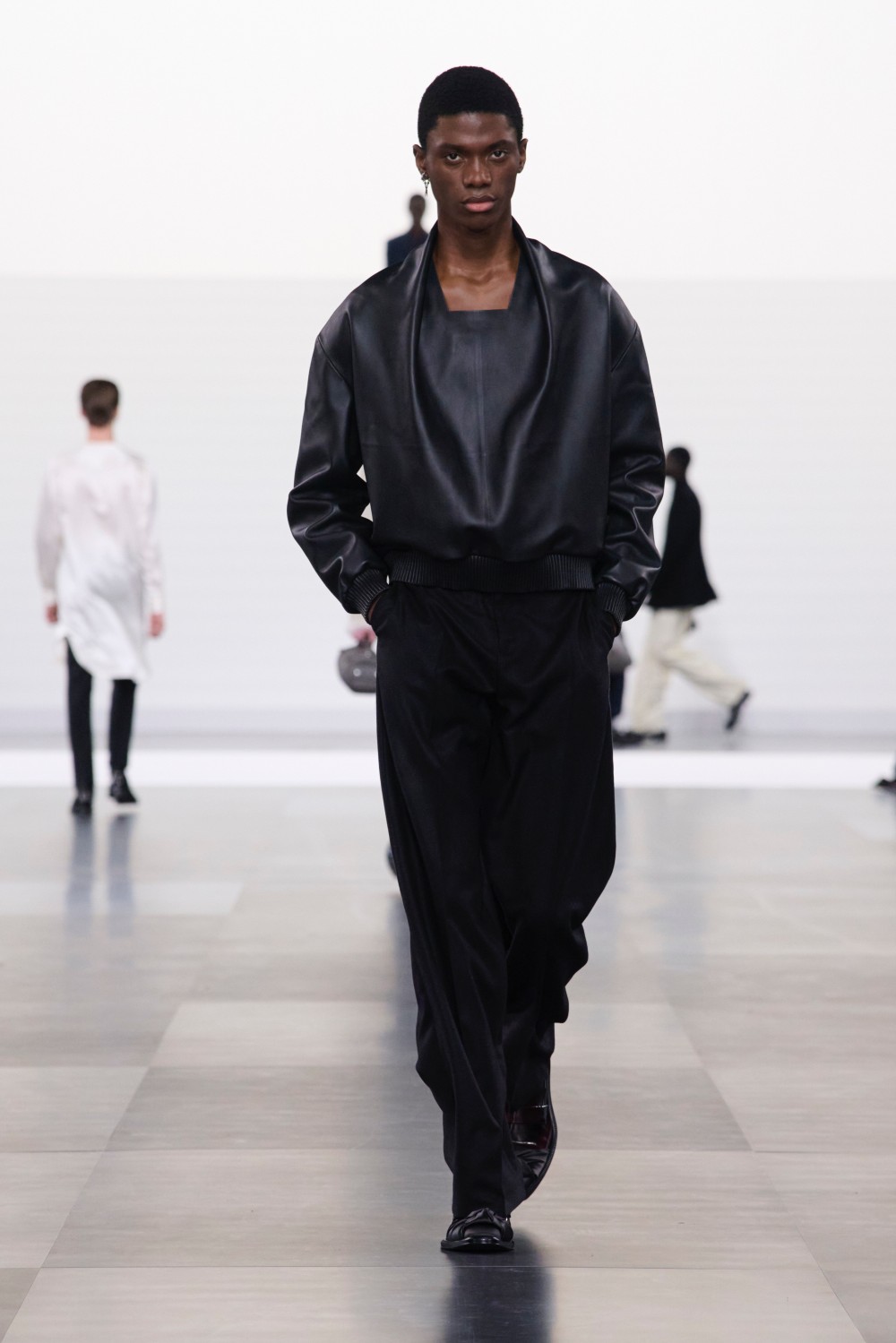 周董 Dior 看秀穿搭帥出新高度！同框 Robert Pattinson 太「虧賊」！