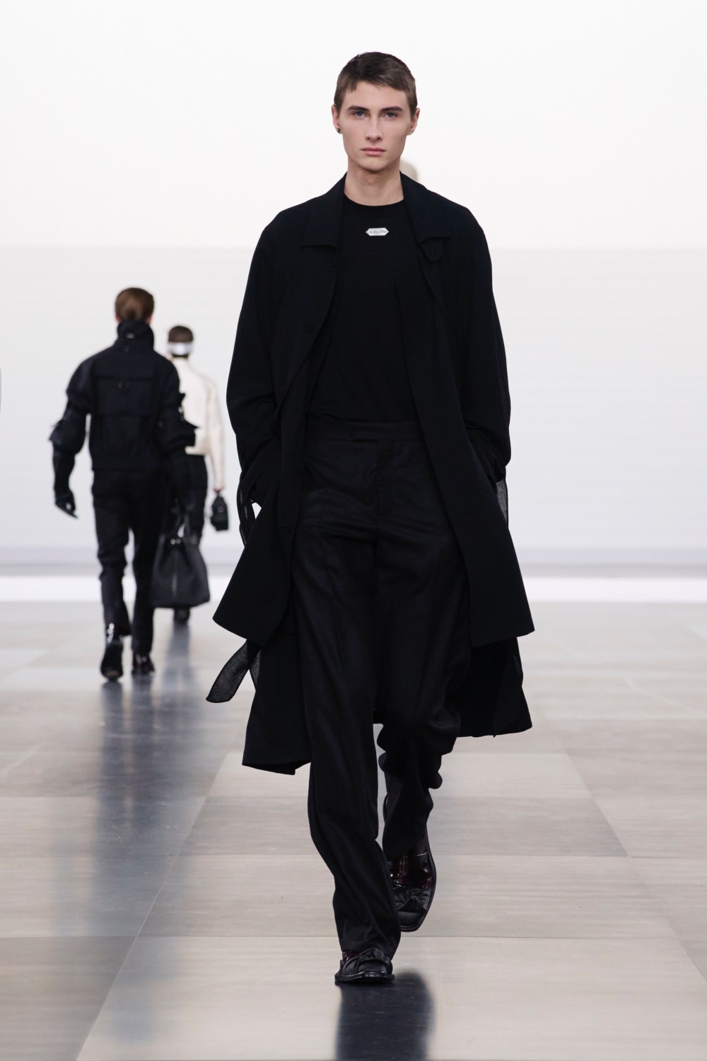 周董 Dior 看秀穿搭帥出新高度！同框 Robert Pattinson 太「虧賊」！