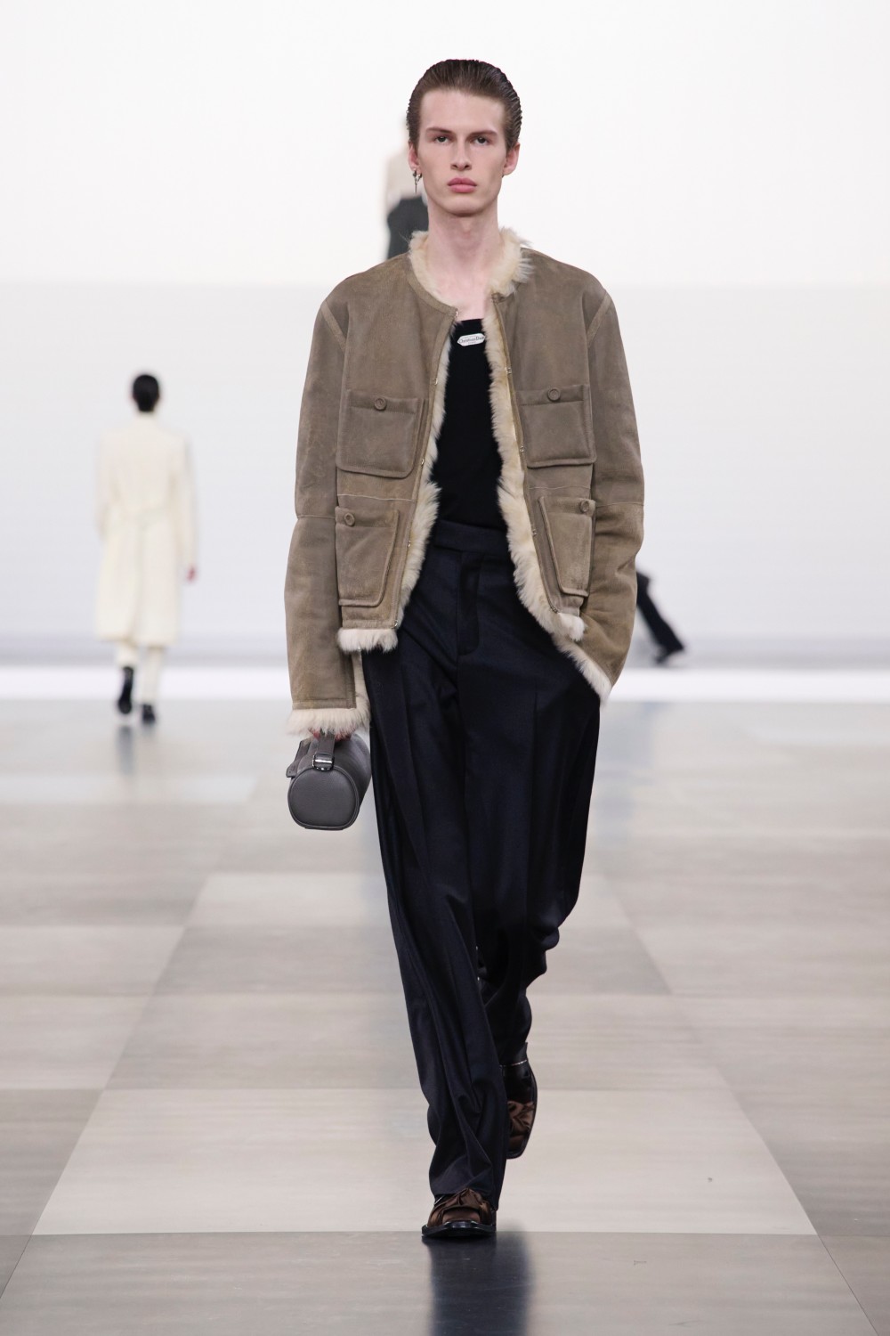 周董 Dior 看秀穿搭帥出新高度！同框 Robert Pattinson 太「虧賊」！