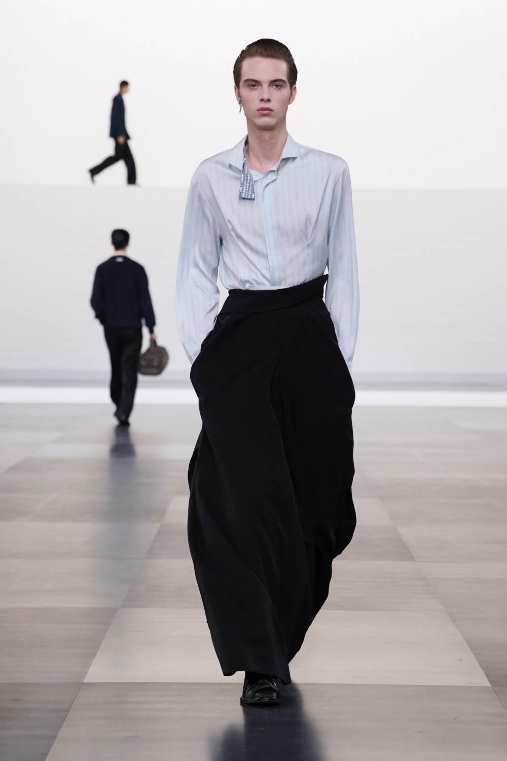 周董 Dior 看秀穿搭帥出新高度！同框 Robert Pattinson 太「虧賊」！