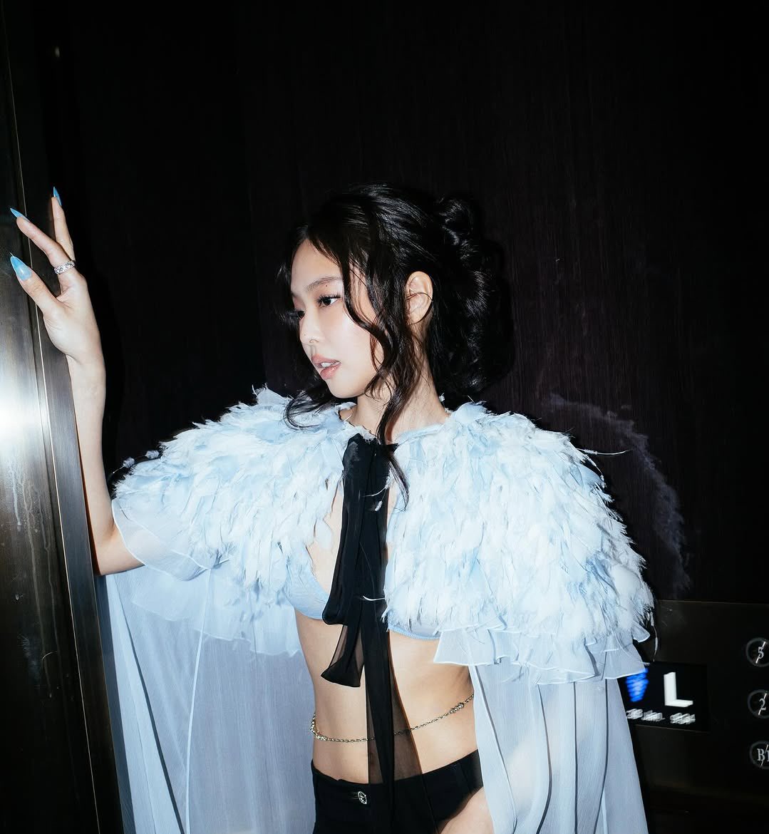 Jennie巴黎時裝週一動作險走光！「大露水蛇腰」女王造型驚豔全場