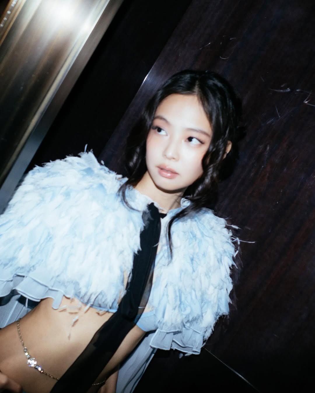 Jennie巴黎時裝週一動作險走光！「大露水蛇腰」女王造型驚豔全場