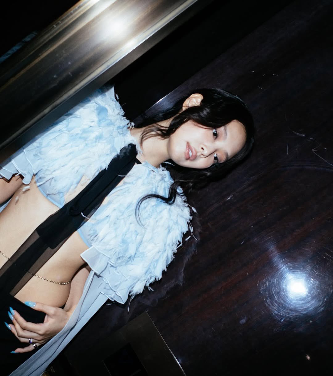 Jennie巴黎時裝週一動作險走光！「大露水蛇腰」女王造型驚豔全場