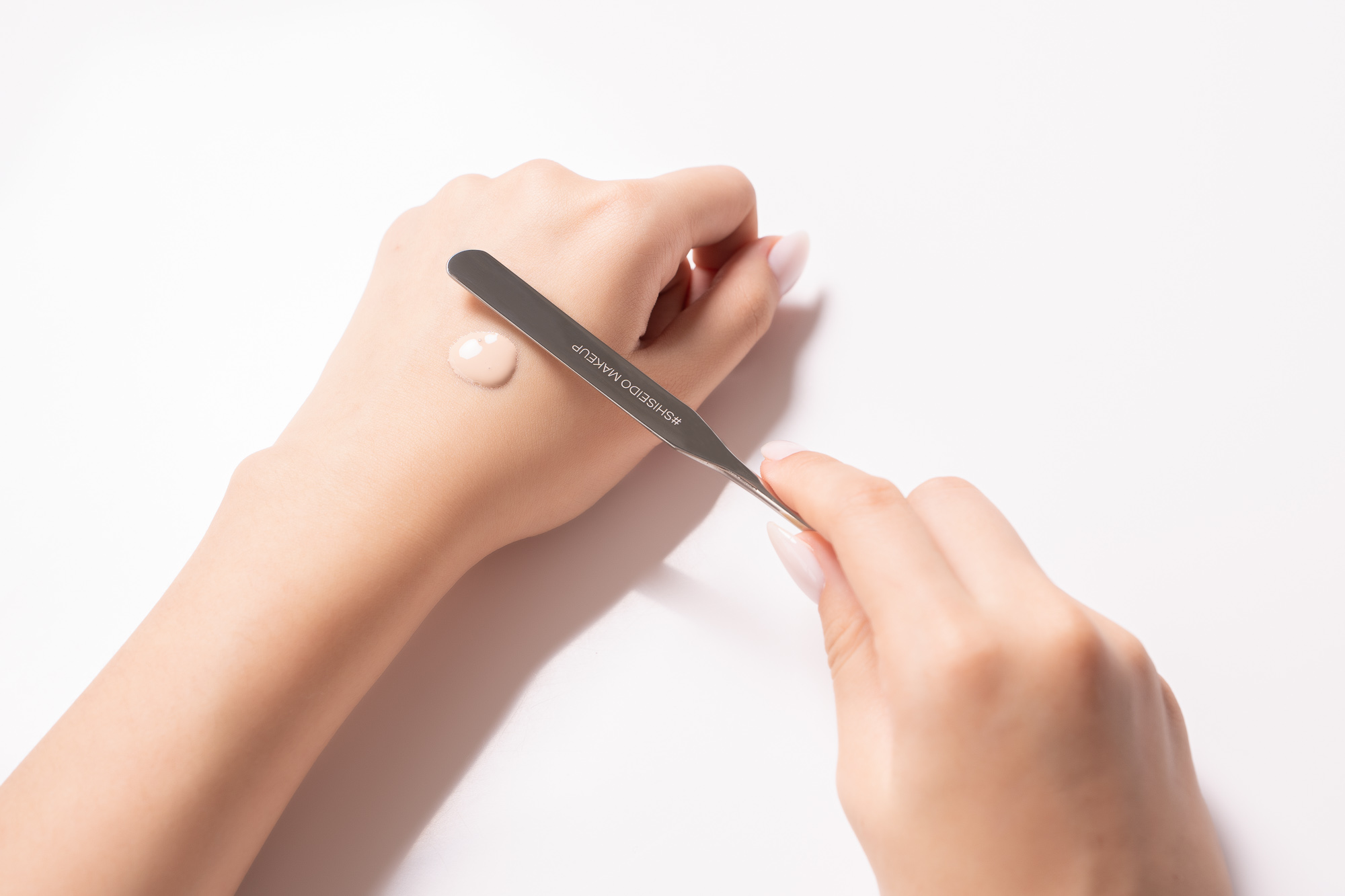 甩開沙漠乾肌惡夢～秋冬超服貼人氣專櫃粉霜TOP.9推薦：BOBBI BORWN太好用、RMK新品太驚艷！