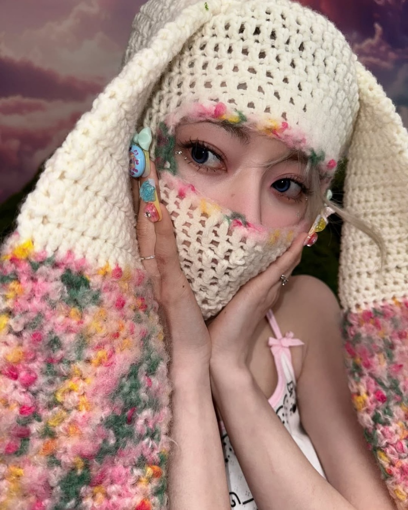 LE SSERAFIM 小櫻花化身「織女」！宮脇咲良推出針織品牌，首波商品 5 分鐘秒殺
