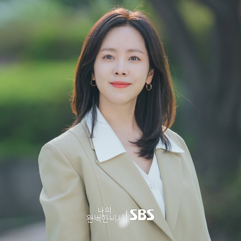 《我的完美秘書》 韓志旼女強人造型成職場穿搭範本（淺色）