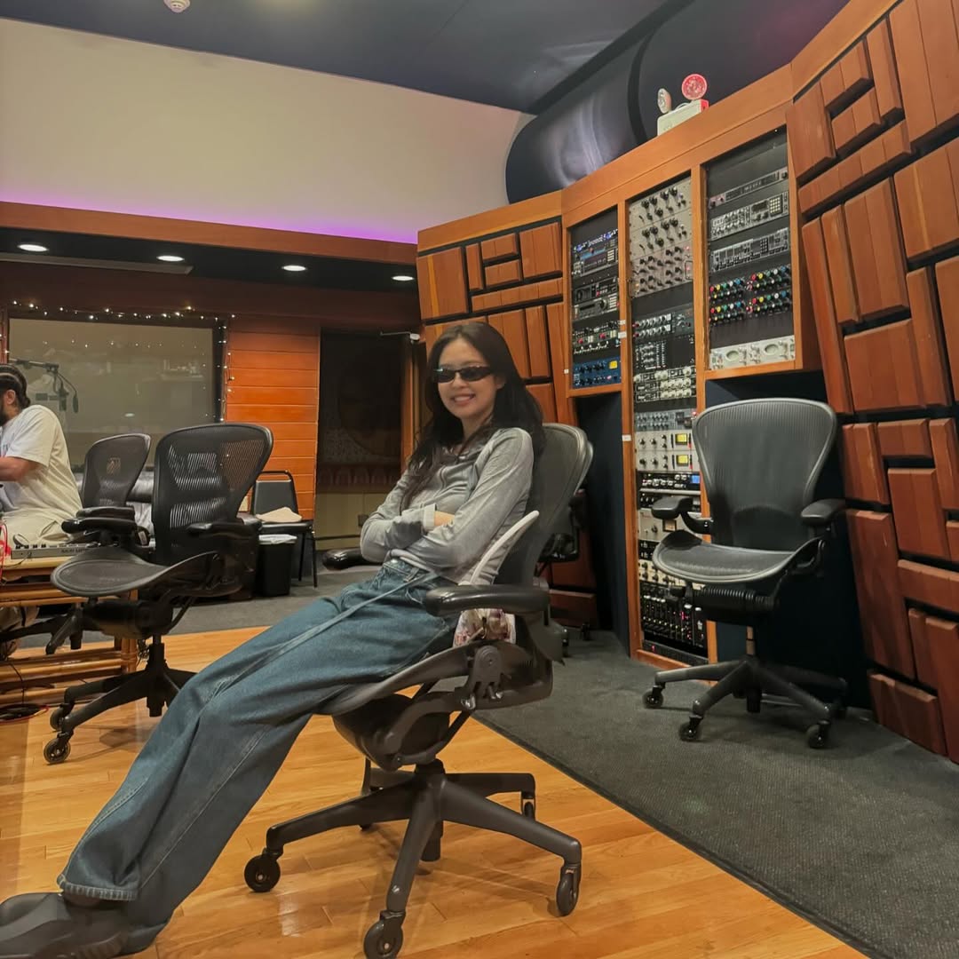 JENNIE 的 SOLO 新專輯終於要來啦！官網悄悄更新神秘新資訊！