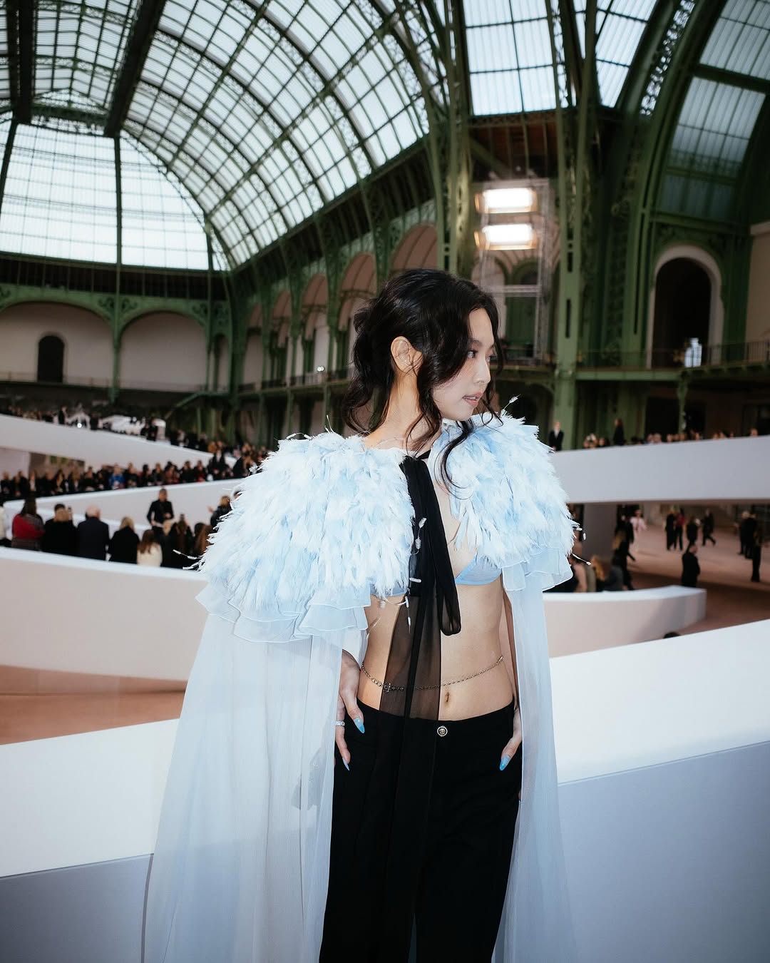 Jennie 再出招！身穿「裸色深 V 」貼身禮服辣出新高度！網：這是可以免費看的嗎？