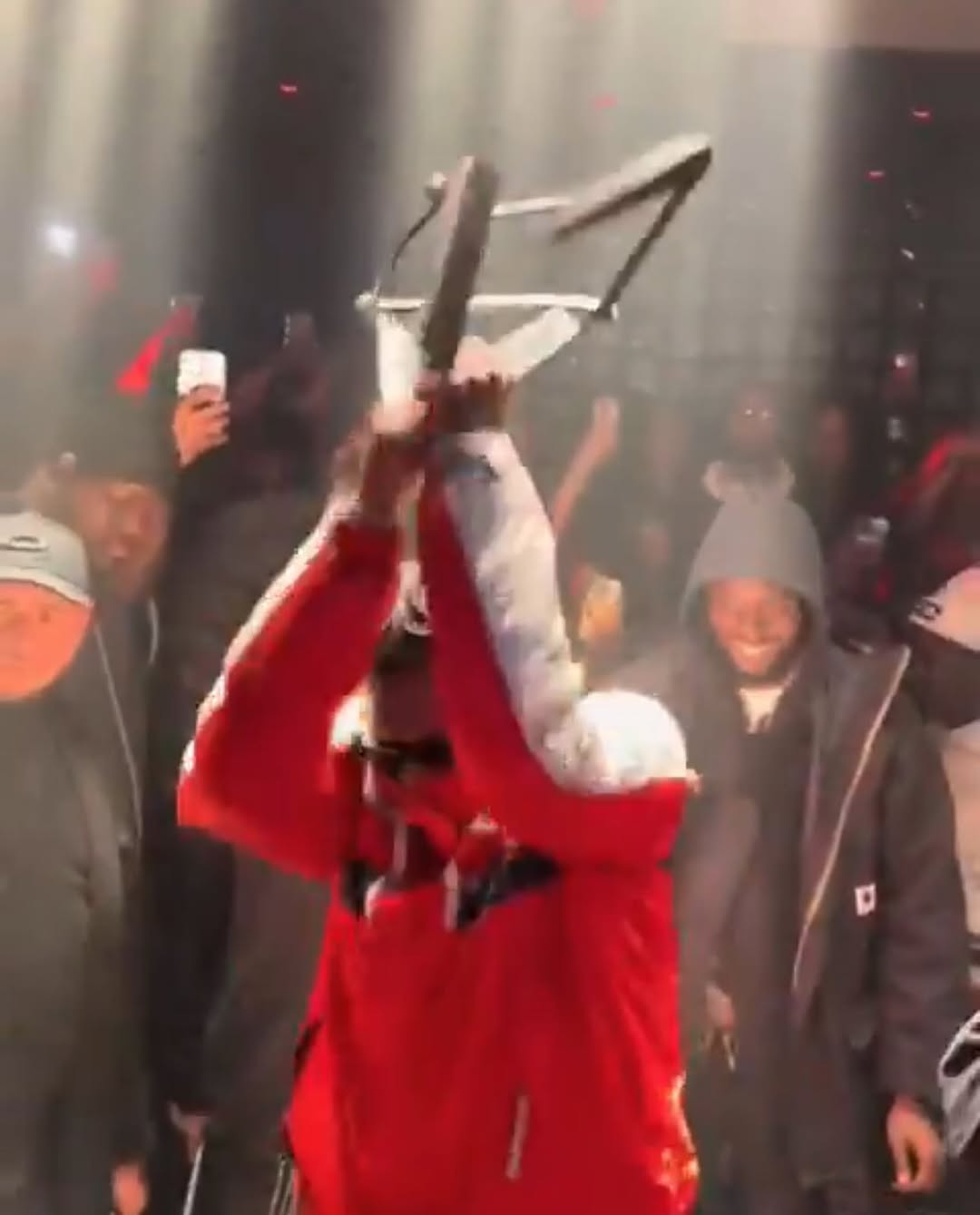 音樂太上頭？小崔打爆 DJ 筆電！網：幫筆電默哀⋯