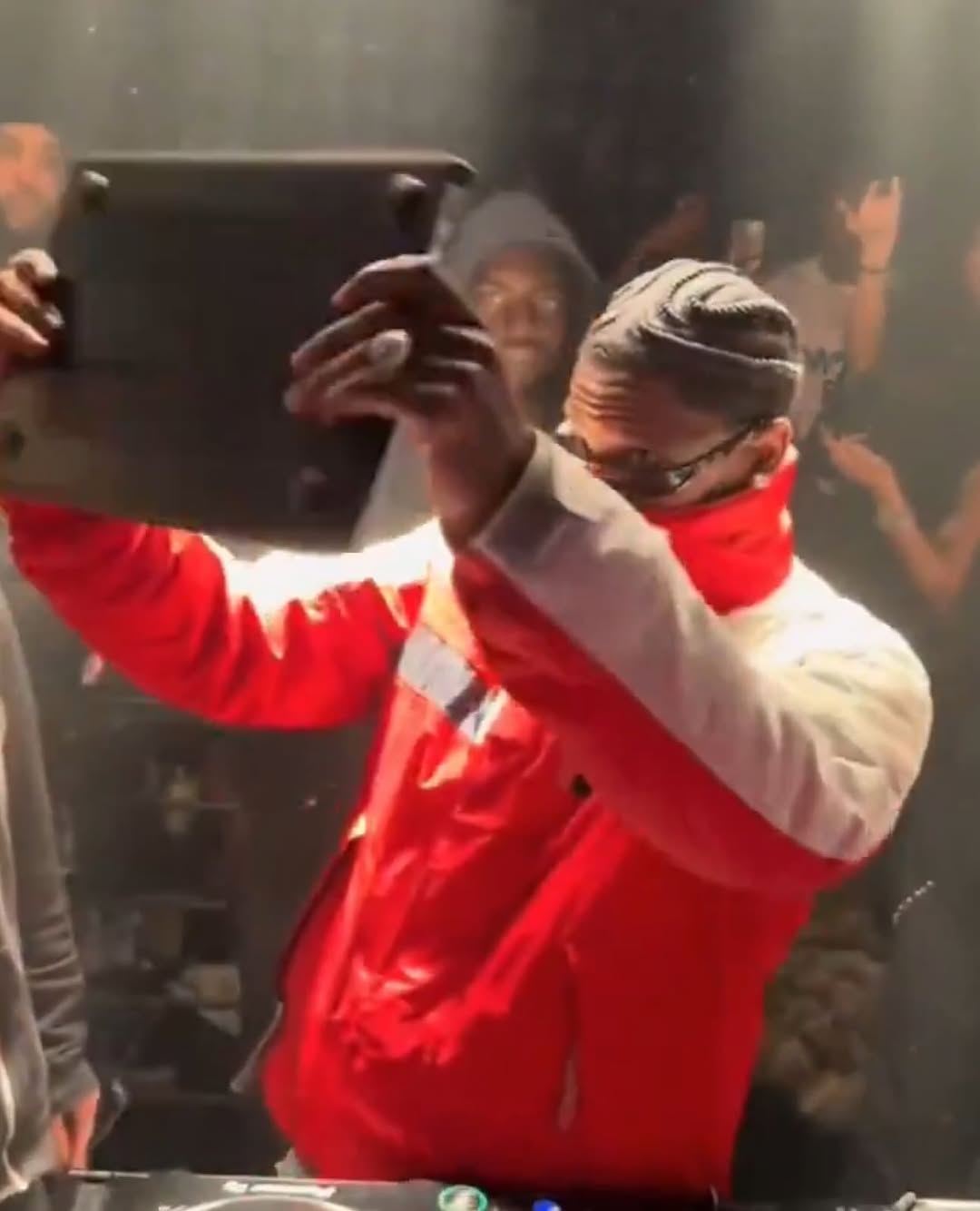 音樂太上頭？小崔打爆 DJ 筆電！網：幫筆電默哀⋯