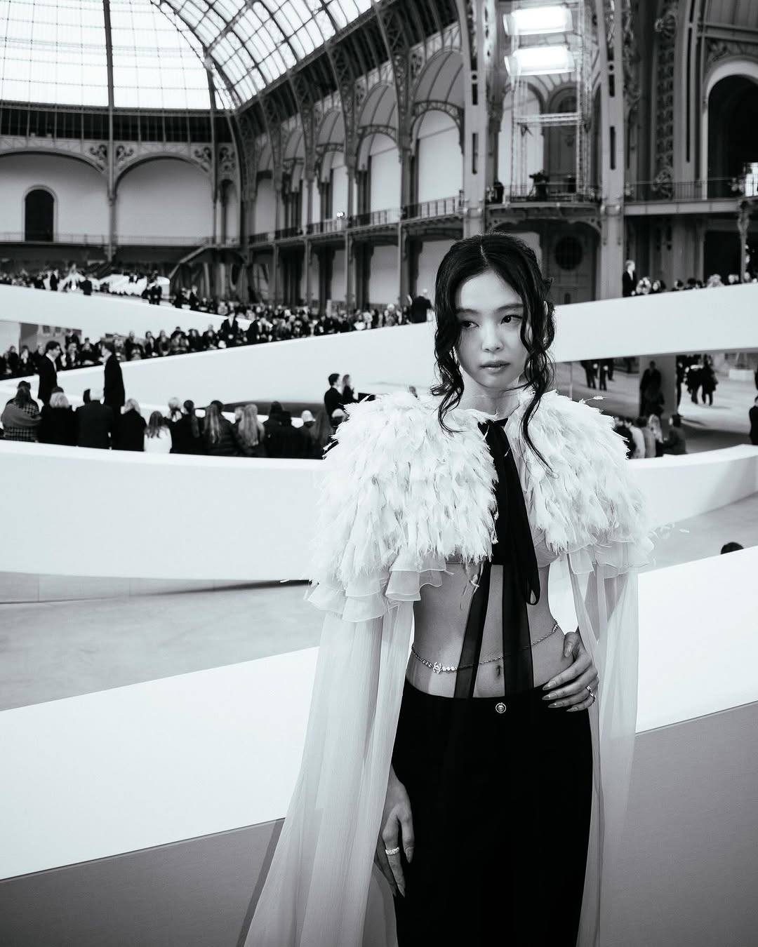 Jennie 再出招！身穿「裸色深 V 」貼身禮服辣出新高度！網：這是可以免費看的嗎？