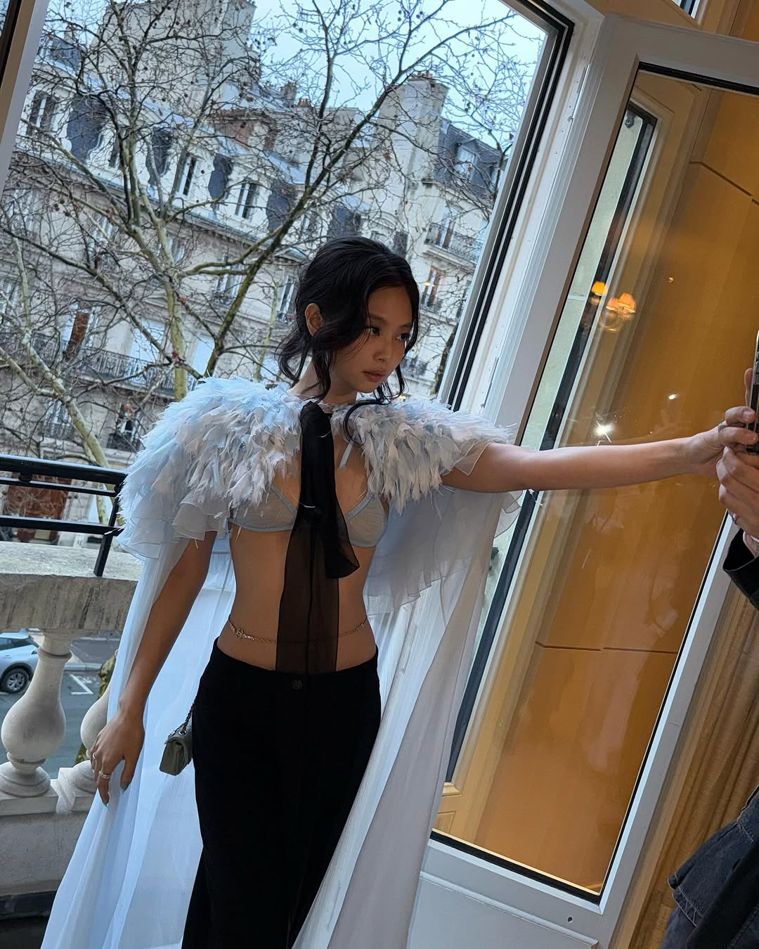 Jennie 再出招！身穿「裸色深 V 」貼身禮服辣出新高度！網：這是可以免費看的嗎？