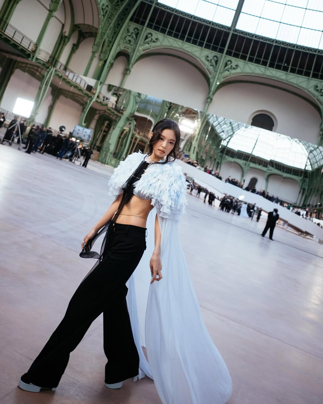 Jennie 再出招！身穿「裸色深 V 」貼身禮服辣出新高度！網：這是可以免費看的嗎？