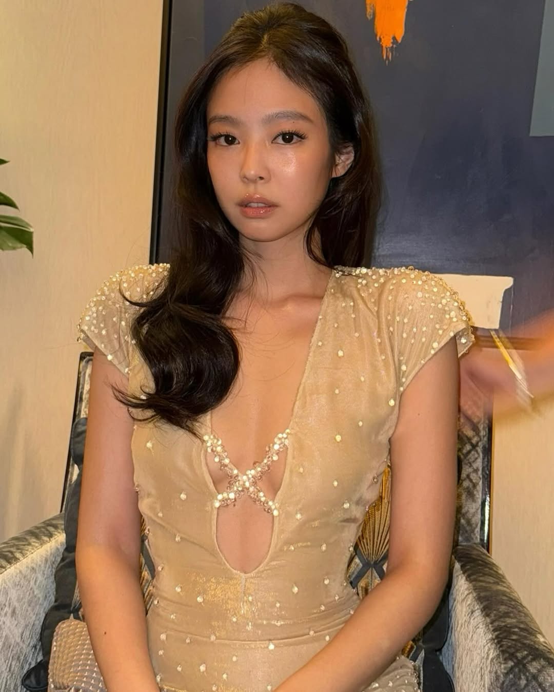 Jennie 再出招！身穿「裸色深 V 」貼身禮服辣出新高度！網：這是可以免費看的嗎？