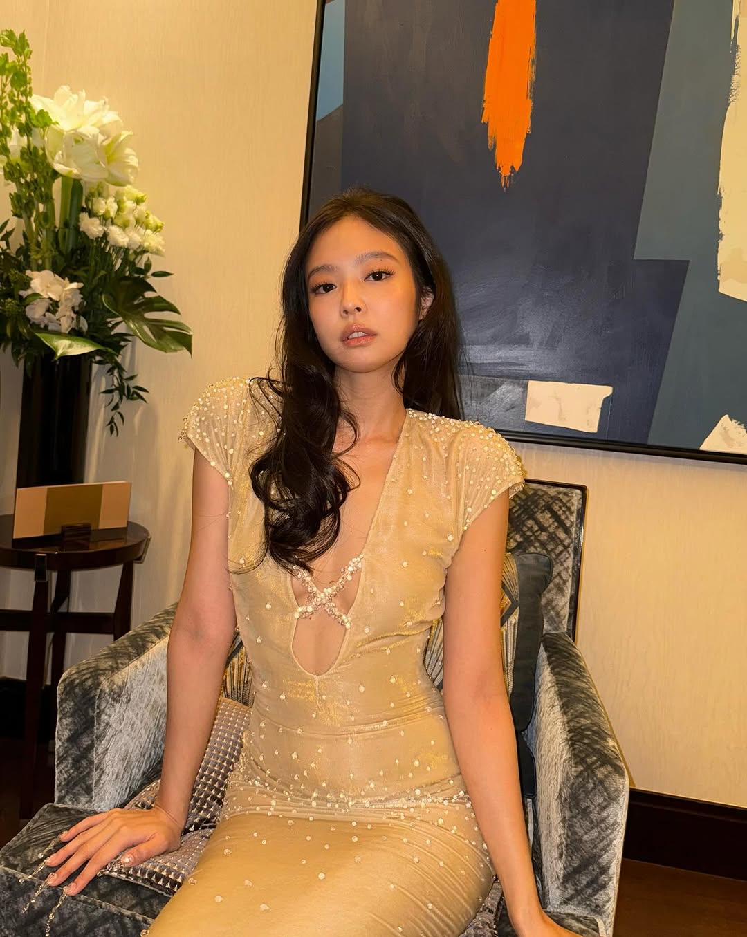 Jennie 再出招！身穿「裸色深 V 」貼身禮服辣出新高度！網：這是可以免費看的嗎？