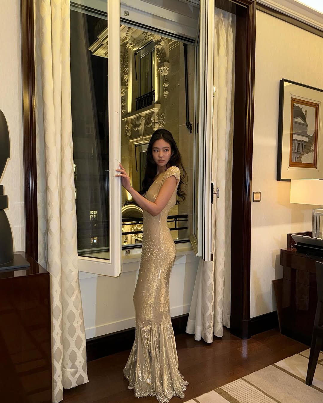 Jennie 再出招！身穿「裸色深 V 」貼身禮服辣出新高度！網：這是可以免費看的嗎？