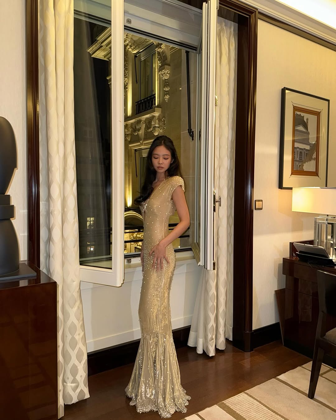 Jennie 再出招！身穿「裸色深 V 」貼身禮服辣出新高度！網：這是可以免費看的嗎？