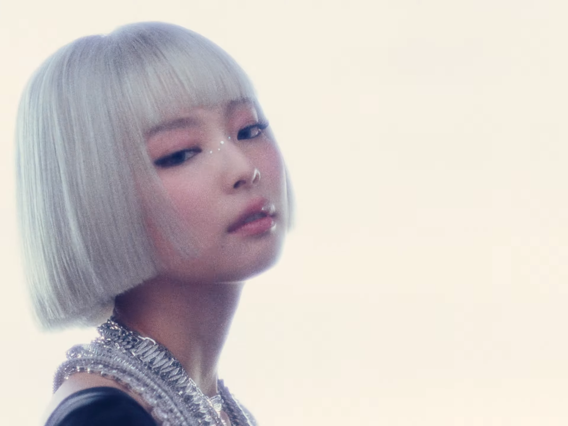 JENNIE 無預警發布新歌〈ZEN〉！超高質感 MV 為新專輯《Ruby》預熱！