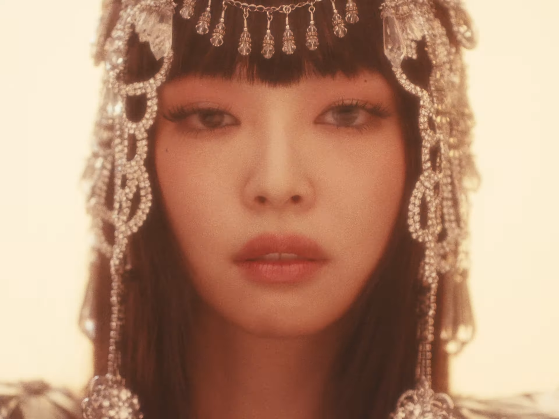 JENNIE 無預警發布新歌〈ZEN〉！超高質感 MV 為新專輯《Ruby》預熱！