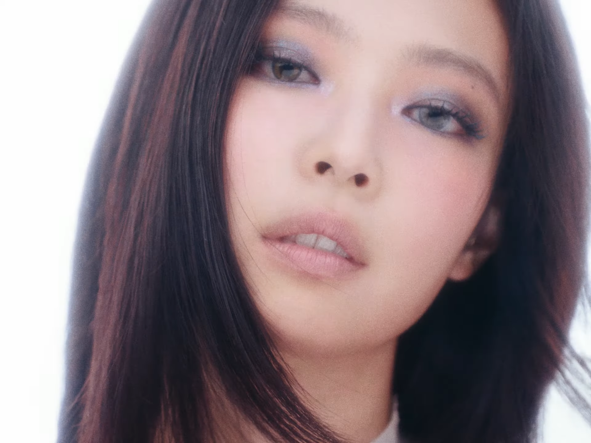 JENNIE 無預警發布新歌〈ZEN〉！超高質感 MV 為新專輯《Ruby》預熱！