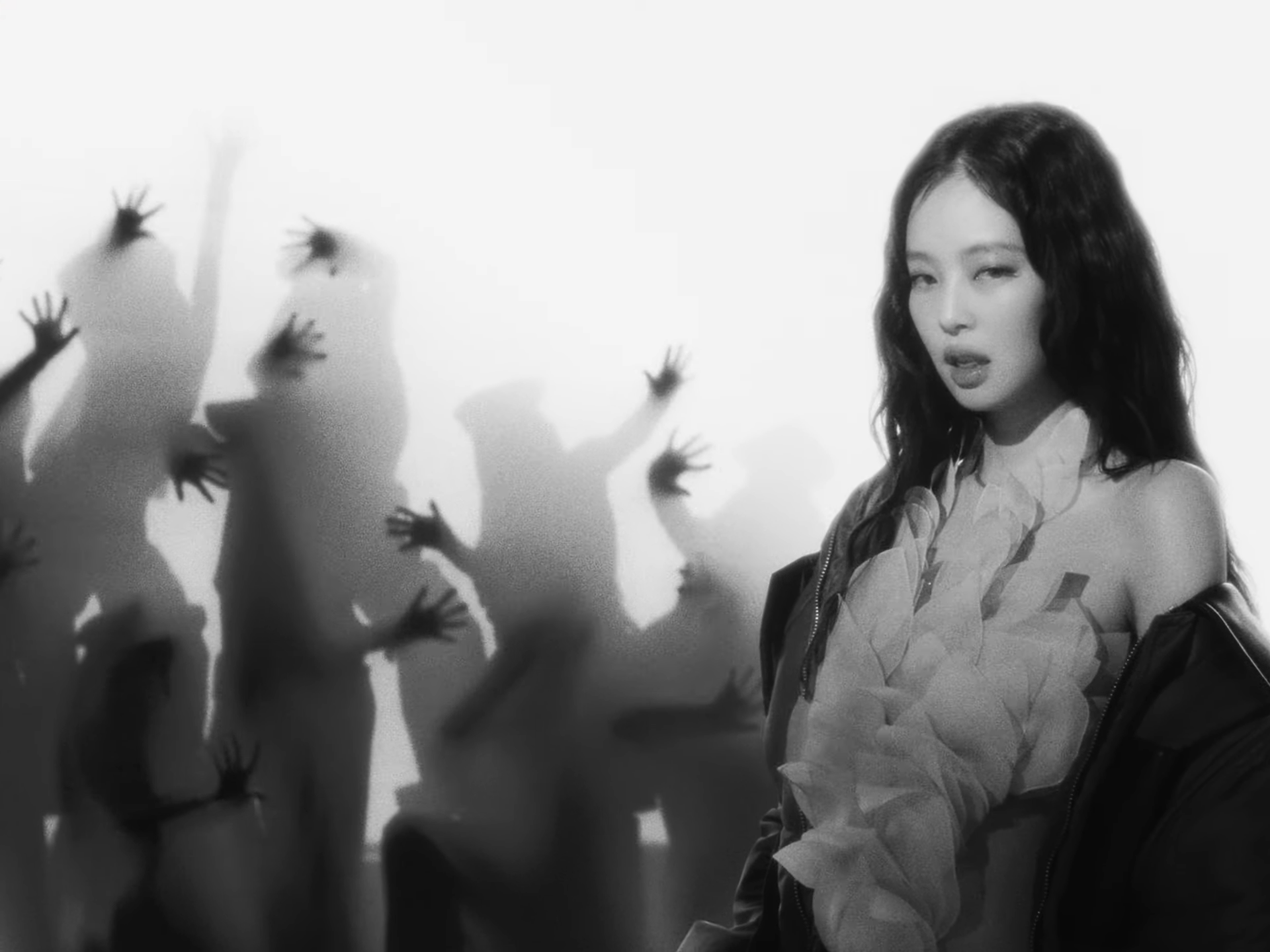 JENNIE 無預警發布新歌〈ZEN〉！超高質感 MV 為新專輯《Ruby》預熱！