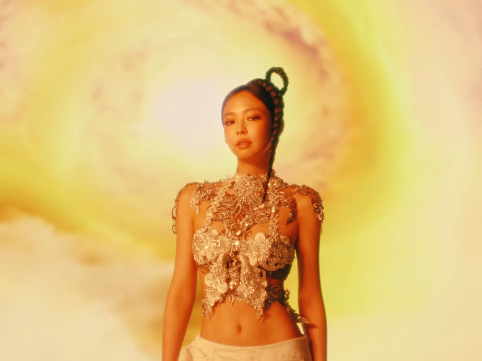JENNIE 無預警發布新歌〈ZEN〉！超高質感 MV 為新專輯《Ruby》預熱！