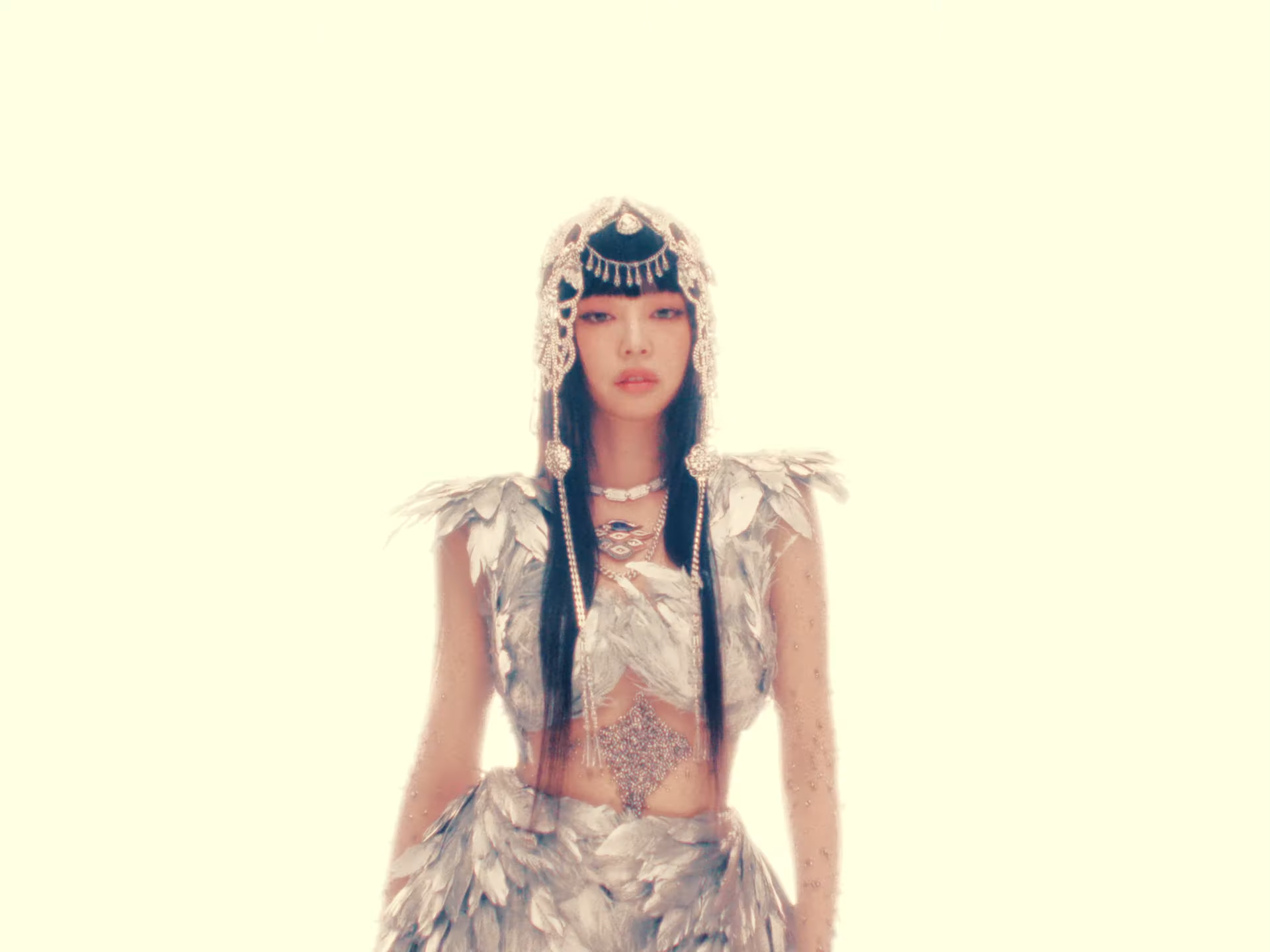 JENNIE 無預警發布新歌〈ZEN〉！超高質感 MV 為新專輯《Ruby》預熱！