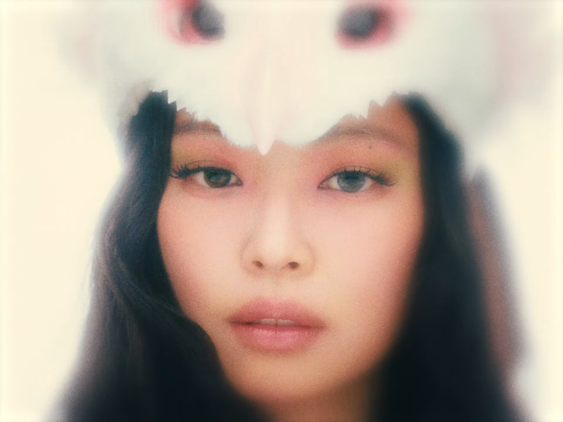 JENNIE 無預警發布新歌〈ZEN〉！超高質感 MV 為新專輯《Ruby》預熱！