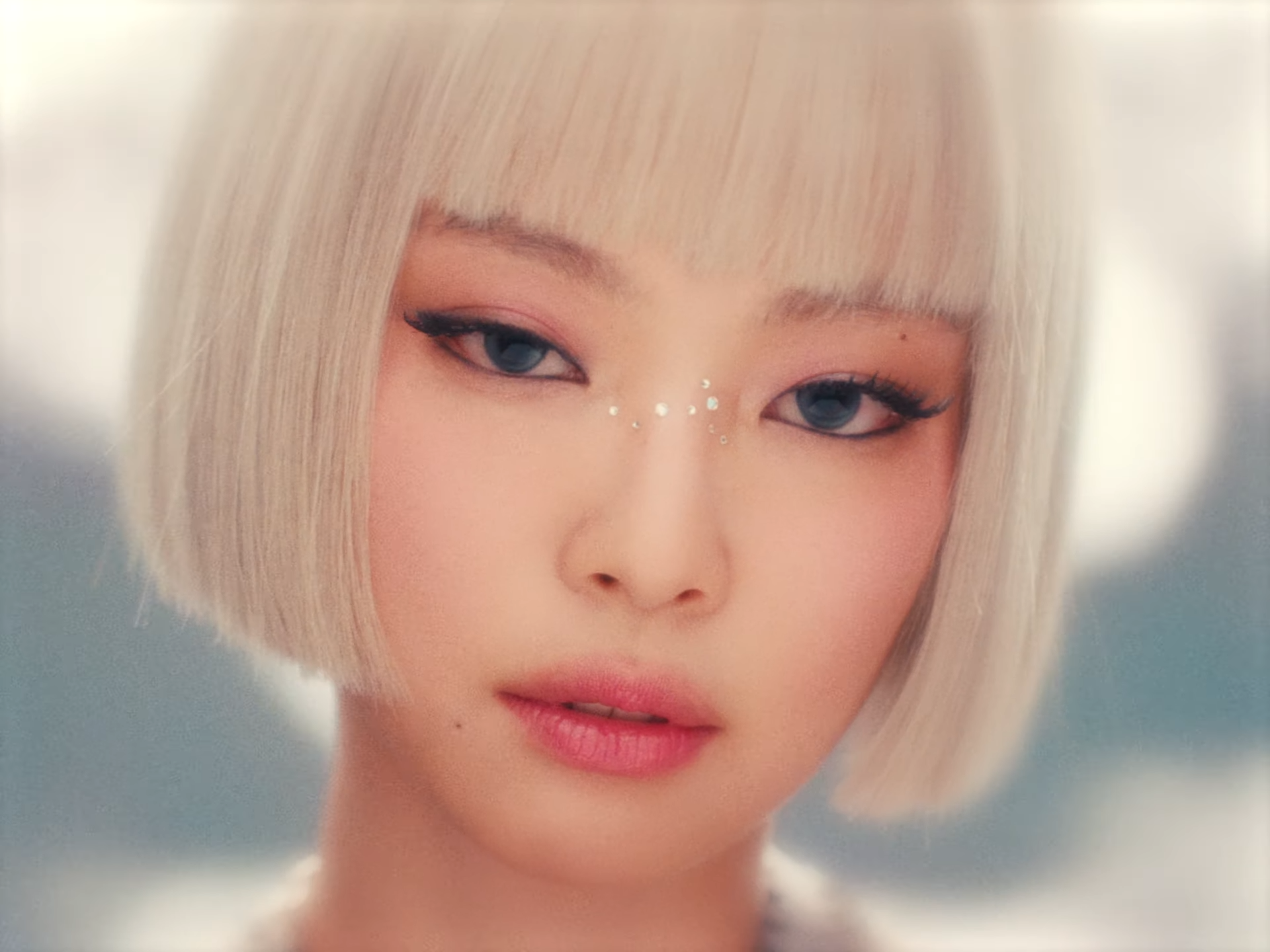 JENNIE 無預警發布新歌〈ZEN〉！超高質感 MV 為新專輯《Ruby》預熱！