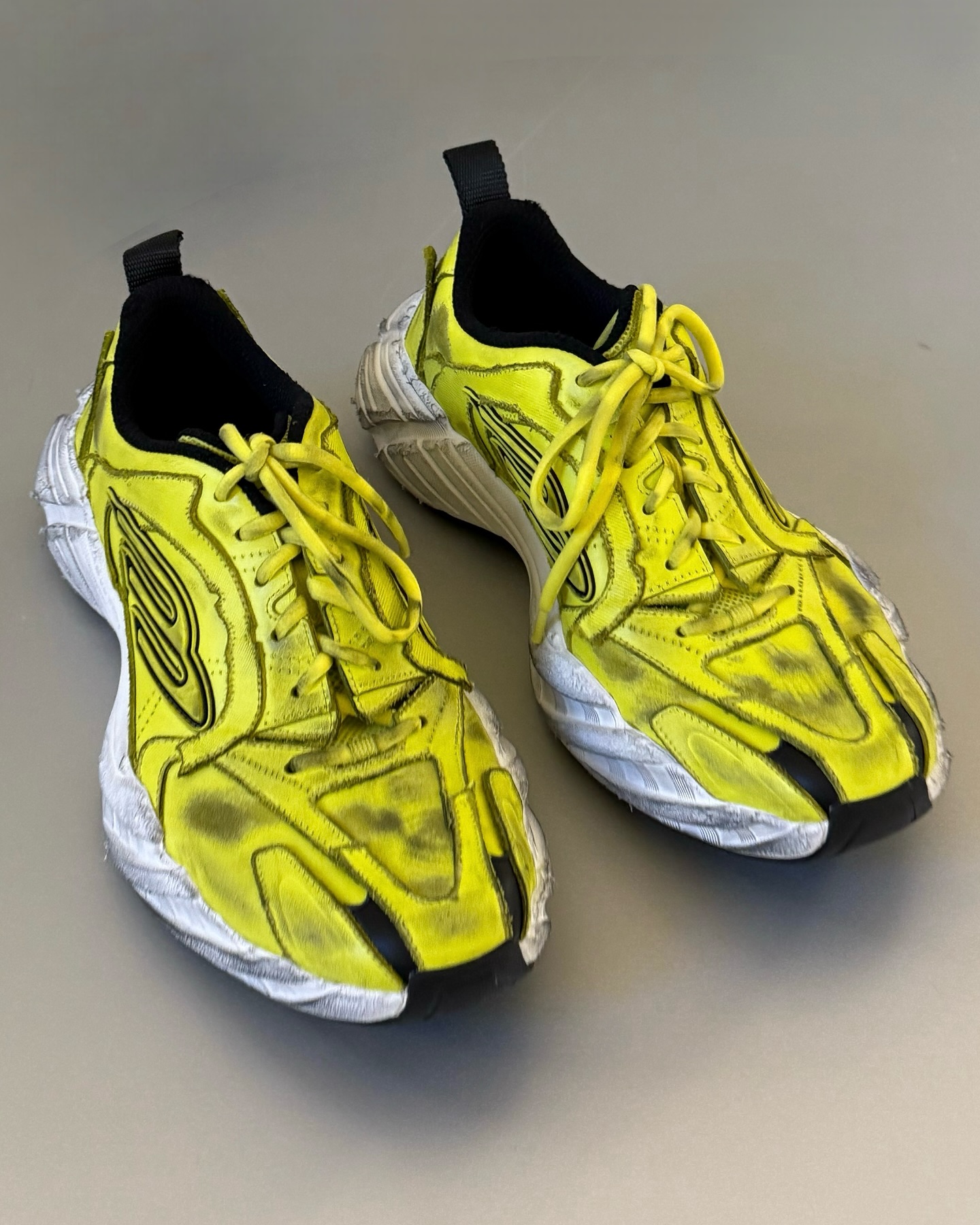 又是一雙現象級爆款？Balenciaga 全新鞋款 Monday  曝光！