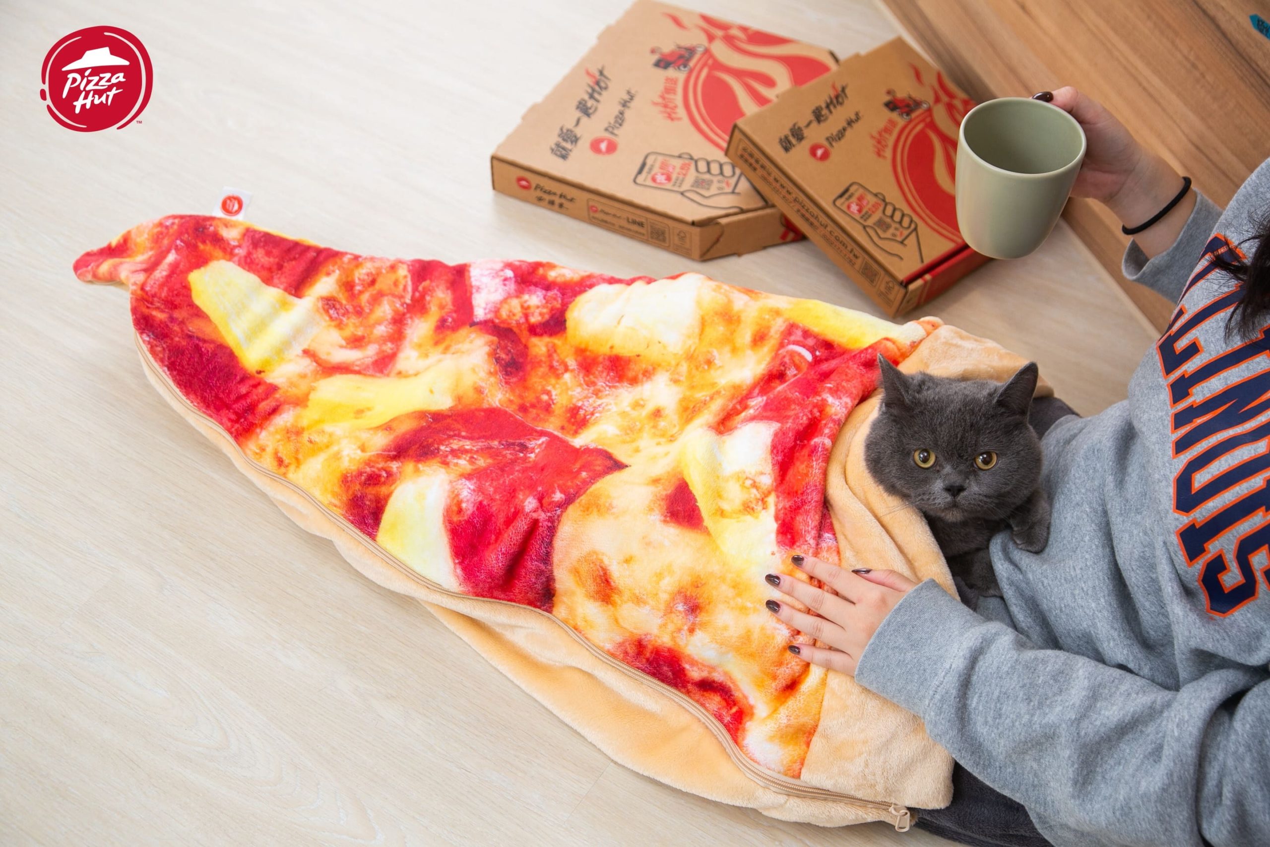 不敢吃夏威夷披薩也沒關係！不只暖胃又暖身子的「比薩睡袋」，沙發馬鈴薯就靠它！